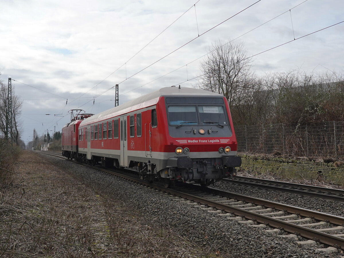 Steuerwagen 50 80 80-34 112-8 D-WFL (Bnrbdzf480.1) der Firma Wedler Franz Logistik (WFL) in Herne-Südstraße am Ersatzzug UEF20098 führend von Bochum Richtung Gelsenkirchen.
Auf der RB46 von Bochum über Wanne-Eickel nach Gelsenkirchen gab es in Folge des Abellio-Ausscheidens in NRW zeitweilig nur Bus-Ersatzverkehr. 
Nachdem durch Bauarbeiten am Niederrhein Ersatzfahrzeuge frei wurden, begann am 19.02 der Verkehr mit Ersatzzügen. 
Als verantwortliches EVU für die Züge ist die UEF Eisenbahn-Verkehrsgesellschaft tätig.
Eine Garnitur, bestehend aus einem Steuerwagen und einer Lok der Firma Wedler Franz Logistik (WFL) reicht für den Umlauf der kurzen Ersatzzüge. 


2022-02-24 Herne
