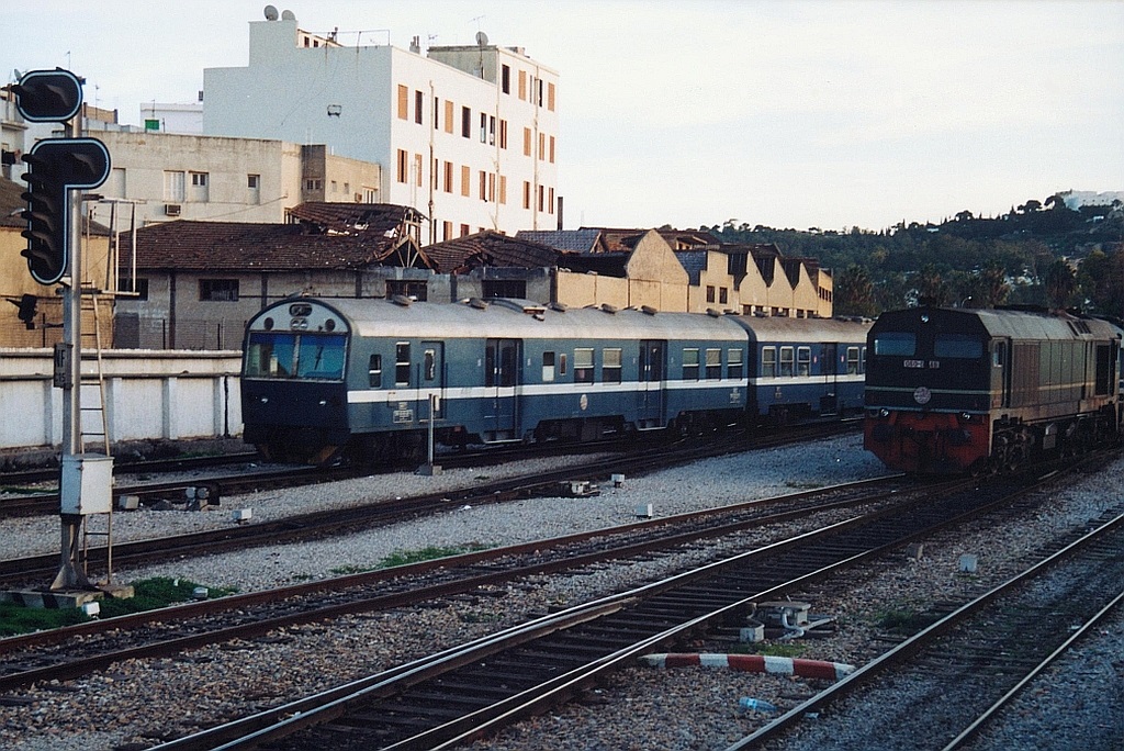 Steuerwagen 51 91 82-69 158-3 (Y tis) als erstes Fahrzeug eines Regionalzuges fährt am 30.Dezember 2001 in den Gare de Tunis Ville. (Fotoscan)