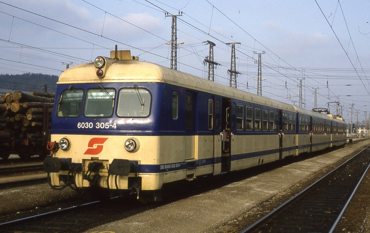 Steuerwagen 6030 305-4 voraus, stand diese Garnitur  4030  im Februar 1996 bereit zur Abfahrt in Attnang-Puchheim. Nikon F-301 - Scan vom Dia. 