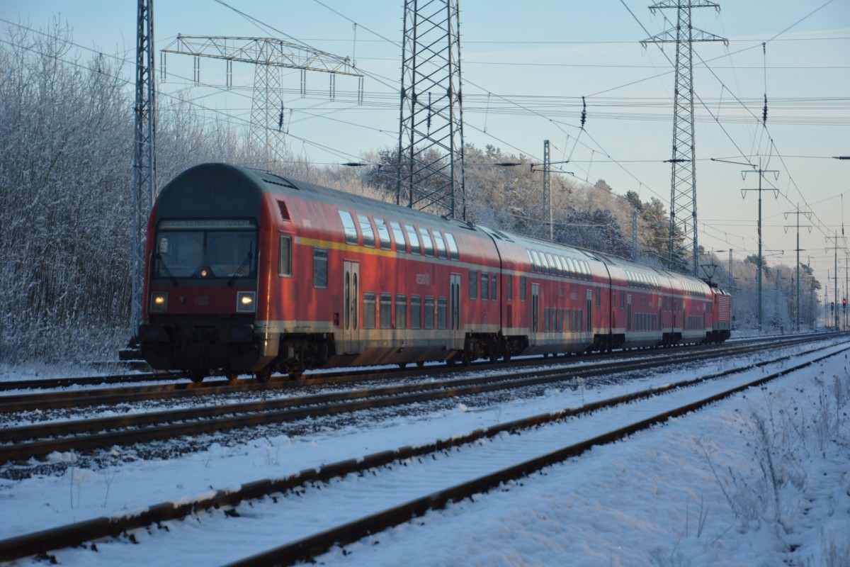 Steuerwagen (760) wird geschoben von BR 112 (112 165) bei der Durchfahrt Diedersdorf am 27.12.2014. Aufgenommen wurde der RE 3 (18346) auf dem Weg von Wünsdorf-Waldstadt nach Schwedt (Oder).
