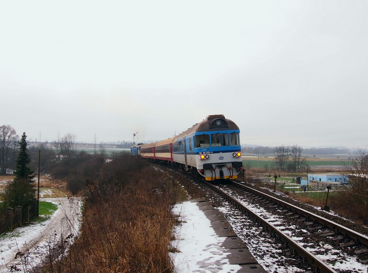 Steuerwagen 80-29 222-4 (ex 954.222-4) mit schnellzug R1295 Rakovnik - Praha Masarykovo kommt nach Bhf. Kacice am 1. 1. 2015. Drücken Diesellok ist BR 750.