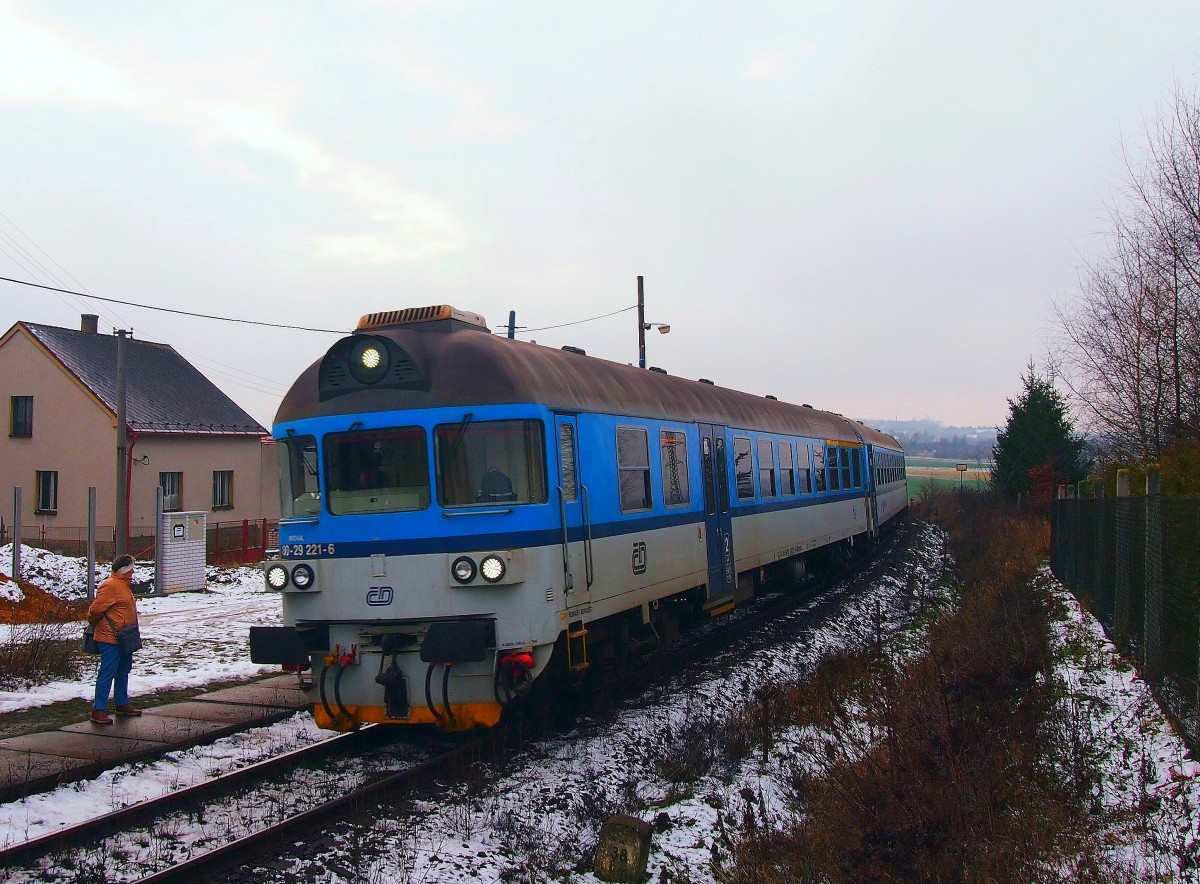 Steuerwagen 80-29 222-4 (ex 954.222-4) mit schnellzug R1295 Rakovnik - Praha Masarykovo kommt nach Bhf. Kacice am 1. 1. 2015. Drücken Diesellok ist BR 750.