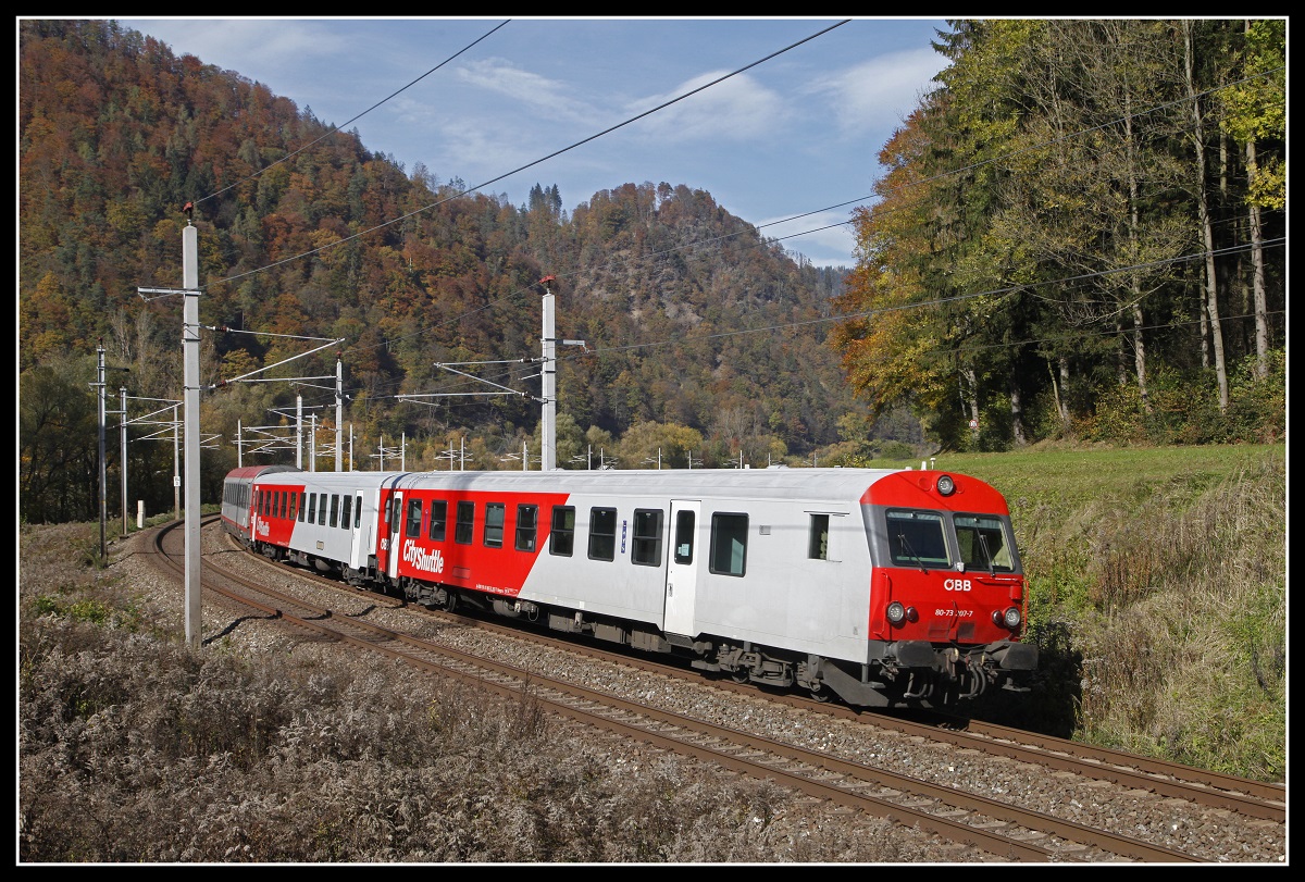 Steuerwagen 80 -73 207 an der Spitze des IC515 fährt am 23.10.2019 zwischen Bruck an der Mur und Pernegg Richtung Graz.