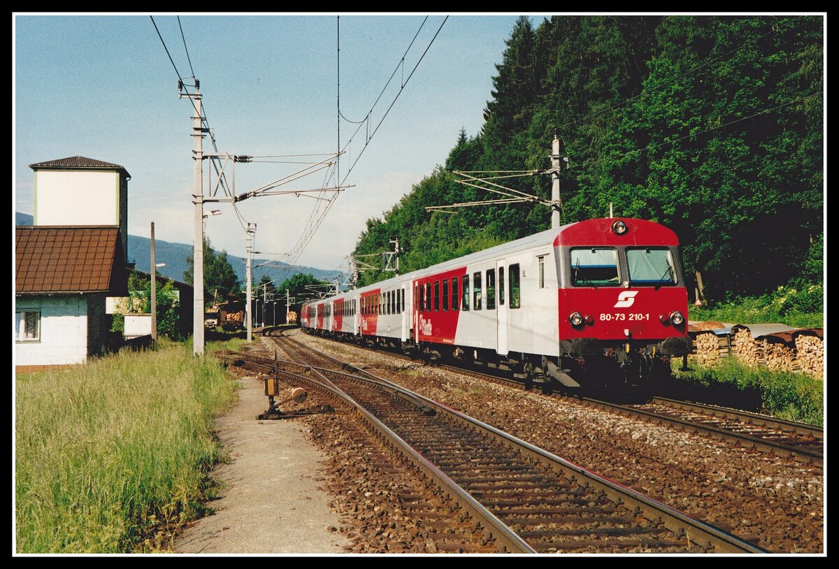 Steuerwagen 80 73 210 als R4012 verlässt am 4.06.2002 den Bahnhof Langenwang. Der Bahnhof wurde vor ca 5 -10 Jahren umgebaut und damit unfotografierbar. Diese Motiv ist daher nicht mehr möglich.