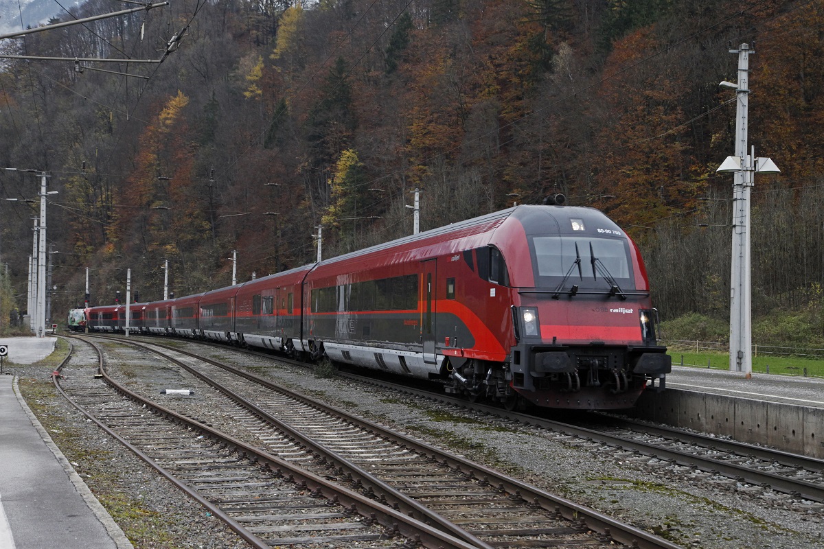 Steuerwagen 80-90 759 fährt am 9.11.2017 als Railjet durch den Bahnhof Werfen.
