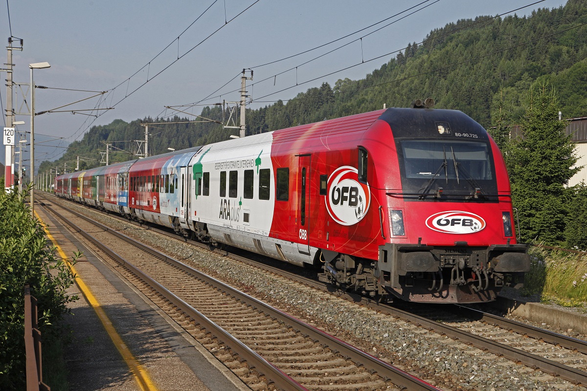 Steuerwagen 80-90.725 als Railjet 530 durchfährt am 07.07.2015 die Haltestelle Hönigsberg.