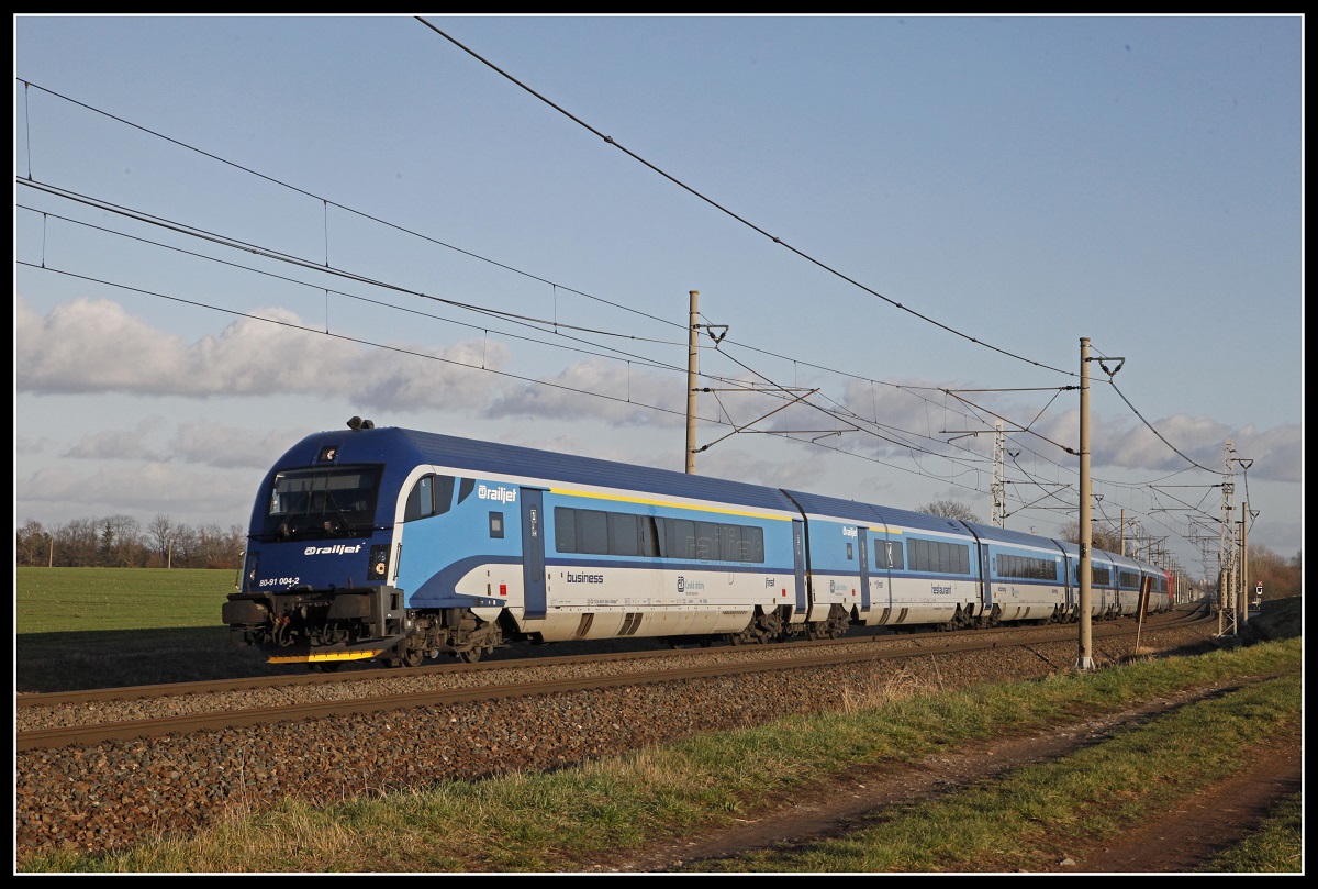 Steuerwagen 80-91 004 als Railjet bei Pardubice Opocinek am 10.12.2019.