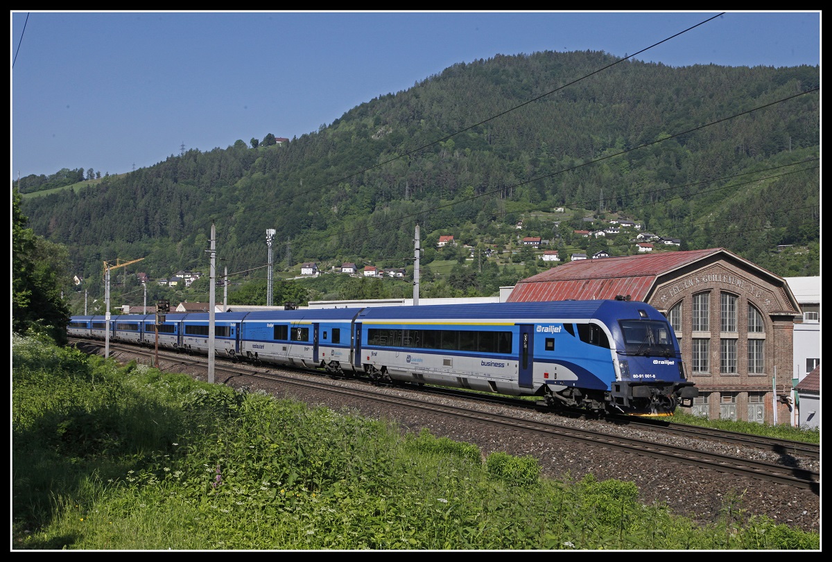Steuerwagen 80-91.001 an der Spitze des RJ74 ist am 3.06.2019 zwischen Bruck/Mur und Kapfenberg unterwegs.