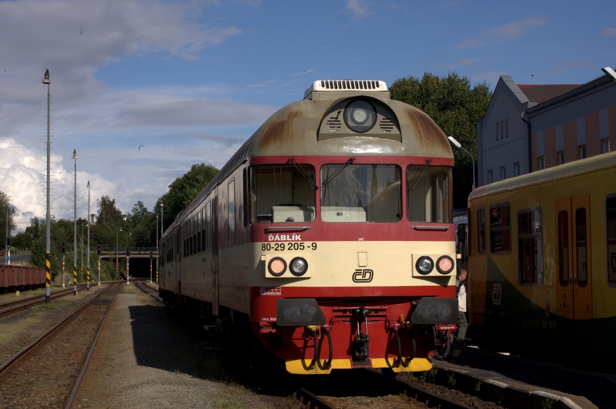 Steuerwagen  8029 205-9 ,Dablick, abfahrbereit nach Sluknov im Bahnhof Rumburk.
Geschoben durch einen TW der BR 854.