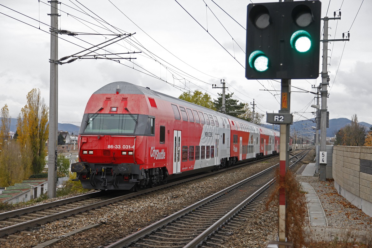 Steuerwagen 86-33 031 als REX in Wien Hetzendorf am 12.11.2017.