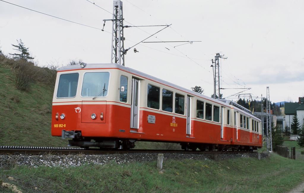 Steuerwagen 905952 voraus fhrt ein Zug der Zahnradbahn aus dem Bahnhof 
Strba am 3.5.2003 nach Strbske Pleso aus.