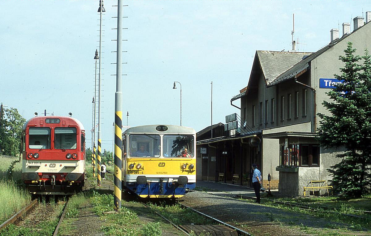 Steuerwagen 943001 und 810069 stehen nebeneinander am 16.6.2001 um 9.33 Uhr im normalspurigen Teil des Bahnhof Tremesna ve Slezsku und warten auf ihre Abfahrt.