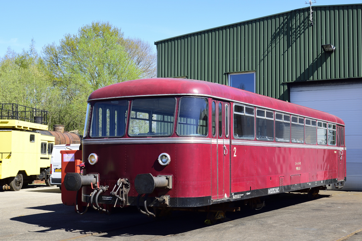 Steuerwagen 998-51 van die Miljoenenlijn- Zuid Limburgse Stoomtrein Maatschappij (ZLSM), zur Besichtigung vor der Wagenhalle abgestellt. Aufnahme am 14.4.2022