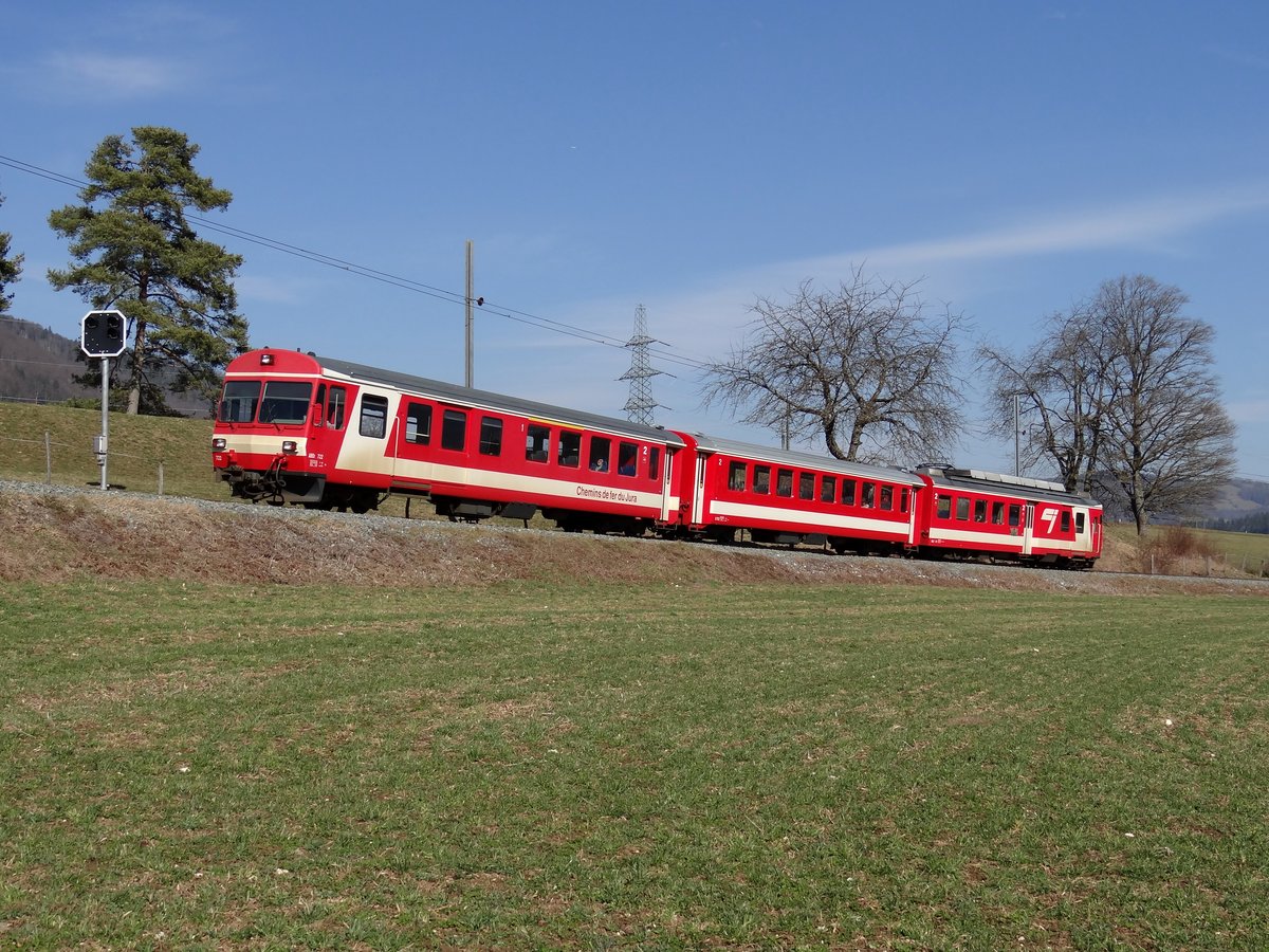 Steuerwagen ABDt 722 + B 752 + Triebwagen BDe 4/4 611 fahrt aus Bf. Glovelier, mit richtung Combe-Tabeillion, 27-02-2017