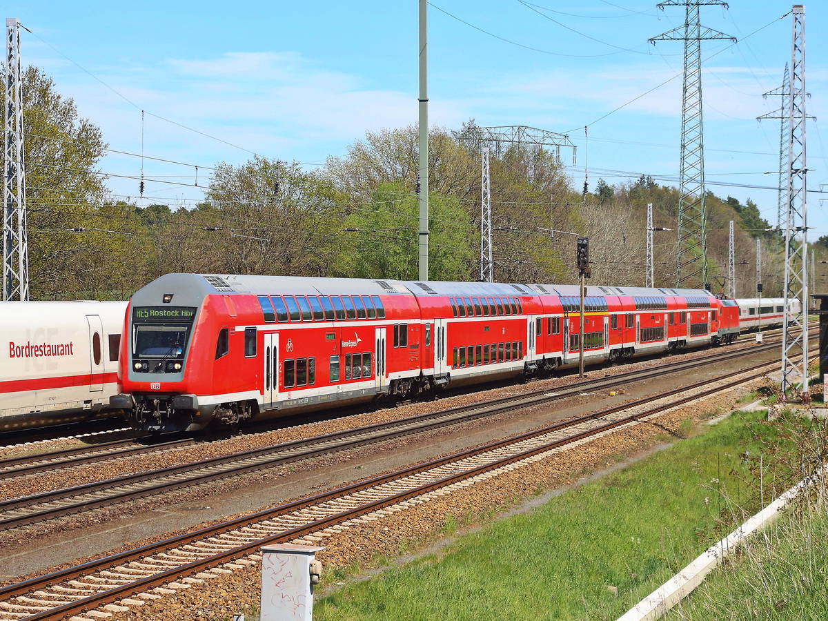 Steuerwagen als RE 5 nach Rostock am 09. Mai 2021 in Diedersdorf.