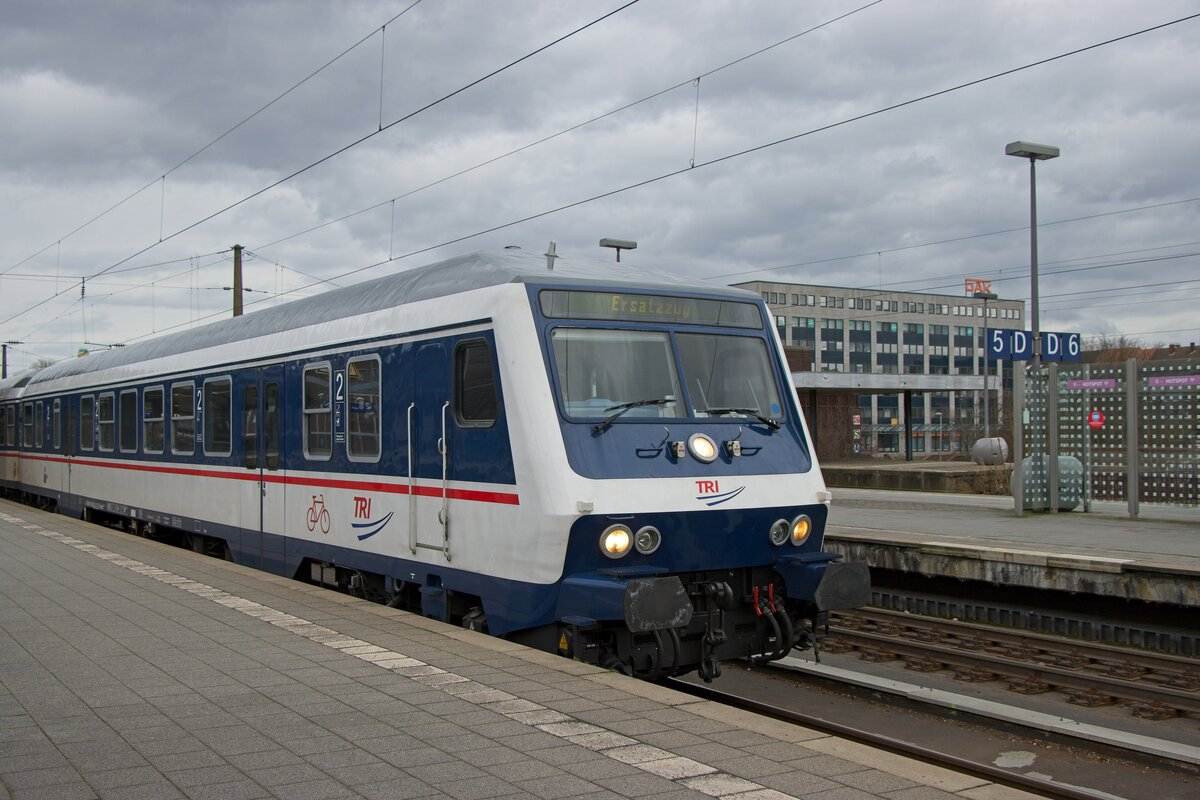 Steuerwagen Bauart Wittenberge an der Spitze eines TRI-Ersatzzuges auf der Linie RB 40 (19.02.2022)