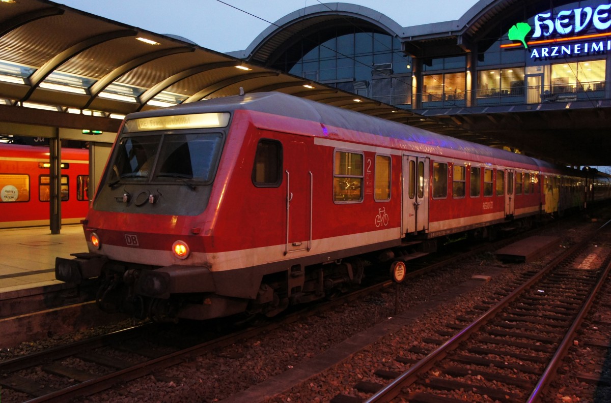 Steuerwagen Bauart Wittenberge (Basis: y-Wagen / Halberstädter) als RE 12190 in Mainz Hbf. Wagennummer: 50 80 80 - 35 566 - 4 Bybdzf 482.1 - beheimatet in Trier. Aufgenommen im November 2014.