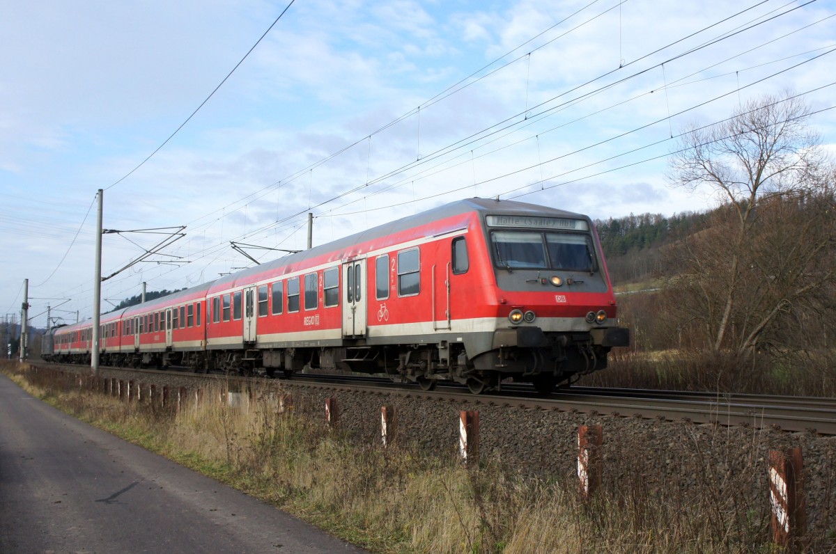Steuerwagen Bauart Wittenberge (Basis: y-Wagen / Halberstädter) als RegionalBahn unterwegs nach Halle (Saale). Aufgenommen vor dem Fahrplanwechsel bei Wutha-Farnroda im Dezember 2015. Wagennummer: 50 80 80 - 35 556 - 5 Bybdzf 482.1 - beheimatet in Erfurt.