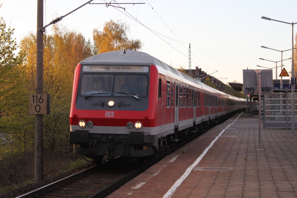 Steuerwagen der Bauart Wittenberge(Basis:y-Wagen/Halberstädter)als Kreuzfahrer-Leerzug von Rostock Hbf nach Warnemünde bei der Durchfahrt im Haltepunkt Rostock-Holbeinplatz.28.04.2017 