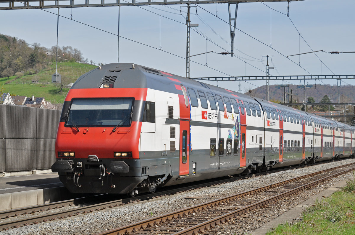 Steuerwagen Bt 50 85 26-94 908-8 durchfährt den Bahnhof Gelterkinden. Die Aufnahme stammt vom 14.04.2018.