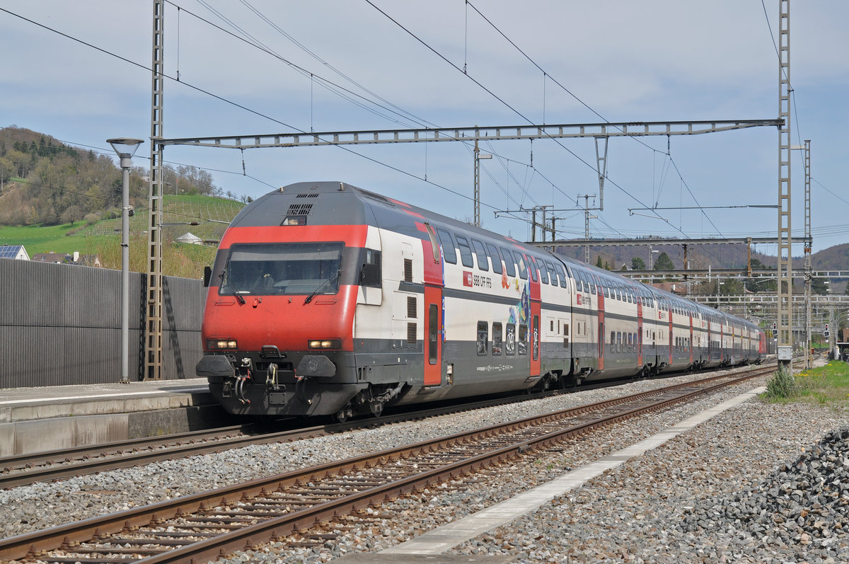 Steuerwagen Bt 50 85 26-94 920-3 durchfährt den Bahnhof Gelterkinden. Die Aufnahme stammt vom 14.04.2018.