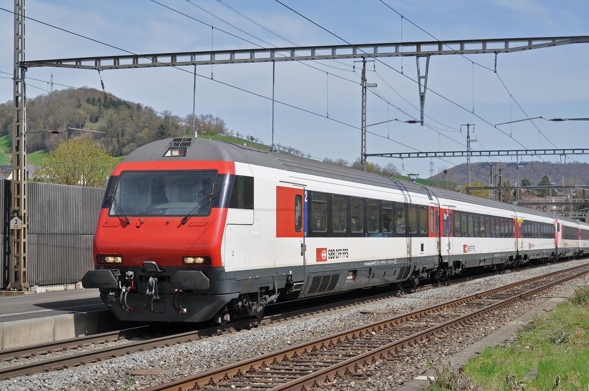 Steuerwagen Bt 50 85 28-94 935-9 durchfährt den Bahnhof Gelterkinden. Die Aufnahme stammt vom 14.04.2018.