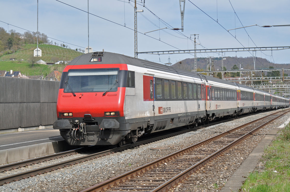 Steuerwagen Bt 50 85 28-94 919-3 durchfährt den Bahnhof Gelterkinden. Die Aufnahme stammt vom 14.04.2018.