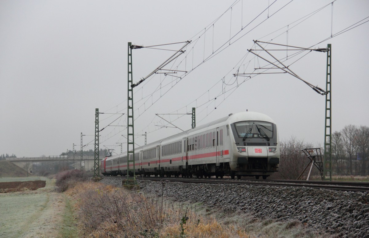 Steuerwagen des IC 2208 bei Reundorf am 09.12.2014.