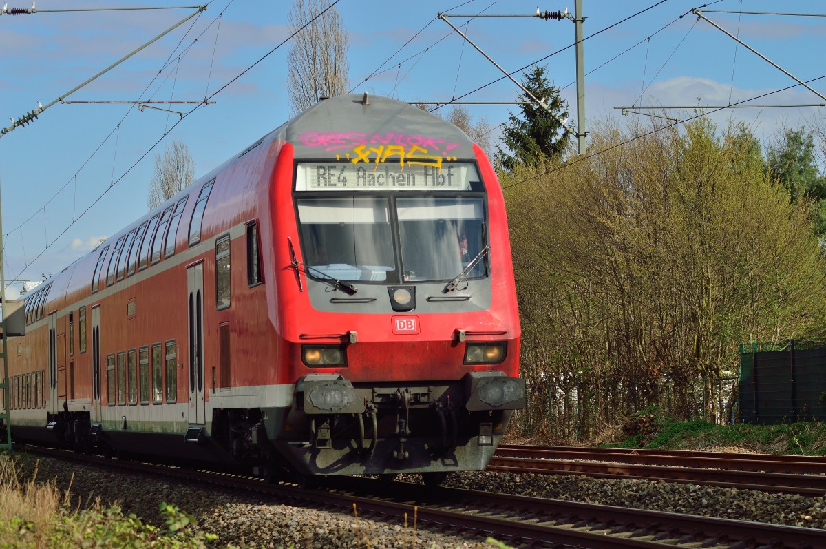 Steuerwagen eines RE 4 Zuges in Korschenbroich. In den Mittagsstunden hatte ich den Zug schon einmal in Rheydt Hbf erwischt, nur da war die 111 124-4 vornweg und nicht schiebend....Sonntag 23.3.2014