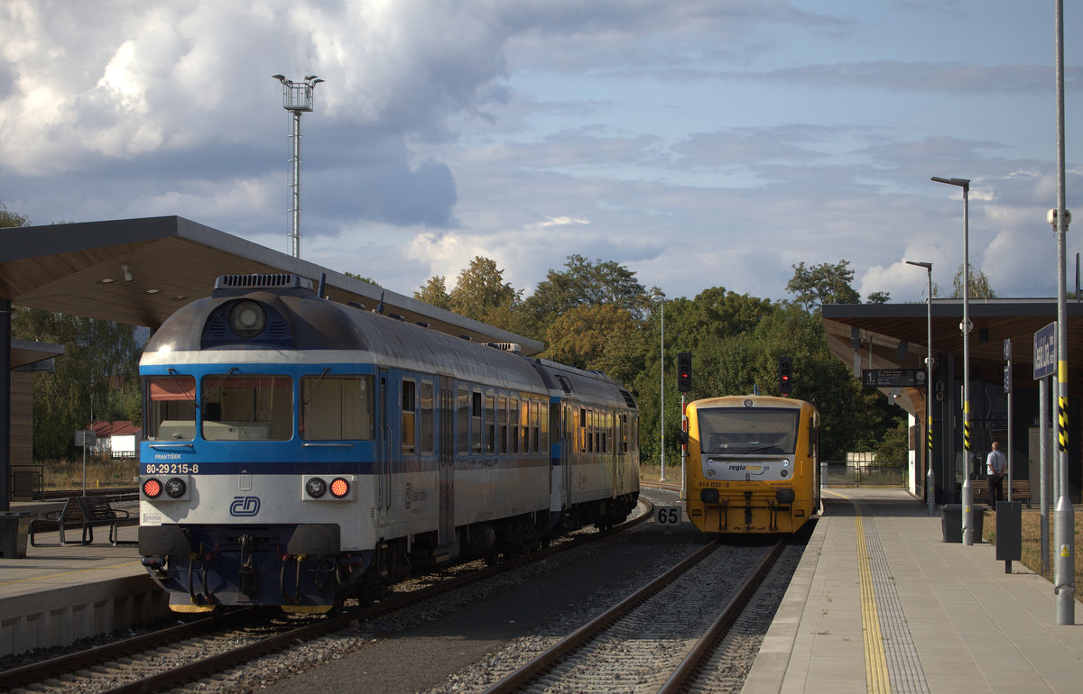Steuerwagen Frantisek läuft nun am Schluß des Zuges, zurück nach Liberec, abfahrbereit in Ceska Lipa hln.Rechts daneben ein typischer Regio Nova  Richtung Lovosice , 914 22-8 26.08.2018 16:26 Uhr.