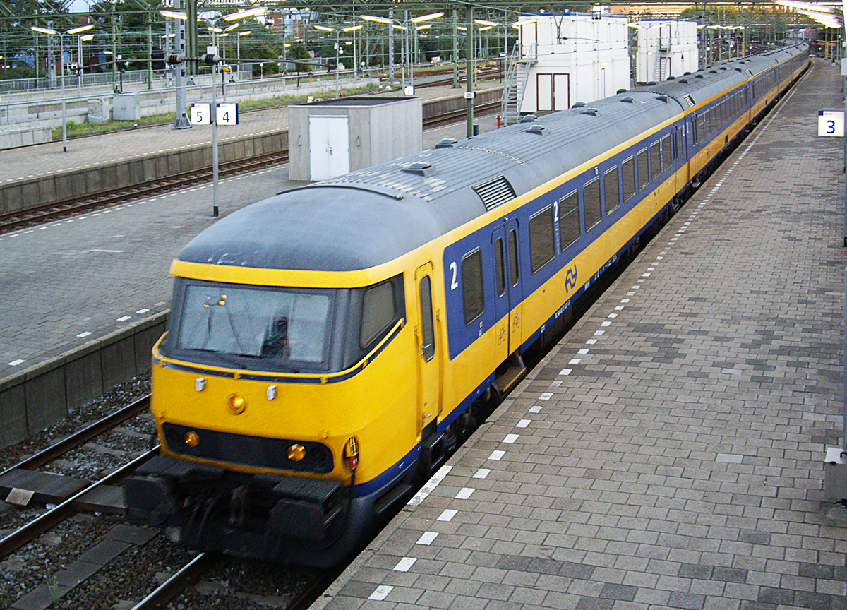Steuerwagen ICR 5221, 50 84 82-77 021-3, Den Haag Central station, 31.8.2011.