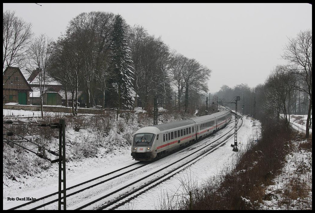 Steuerwagen in Richtung Bremen voraus kam am 18.2.2016 dieser IC um 9.29 Uhr durch das noch leicht verschneite Vehrte bei Osnabrück.