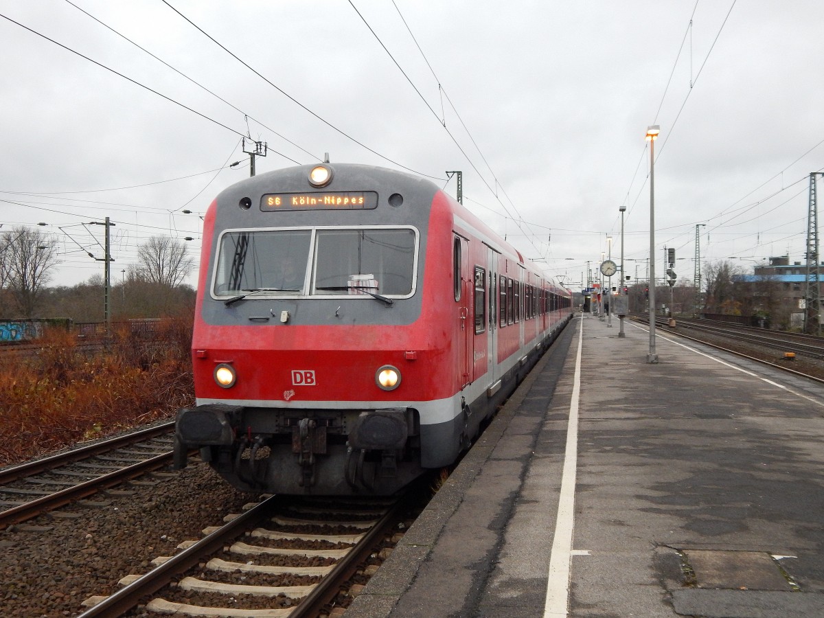 Steuerwagen einer S6 in Oberbilk. Gestern am 13.12.14 war ihr letzter Fahrtag ab heute dem 14.12.14 verkehren 422er als S6.

Düsseldorf Oberbilk 13.12.2014