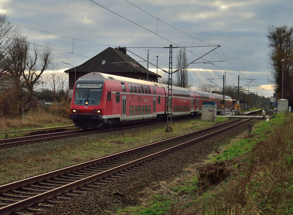 Steuerwagen voraus donnert hier ein RE4 nach Dortmund durch Herrath gen seinen nächsten Halt Rheydt Hbf. 6.12.2015