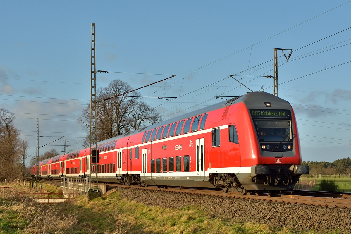 Steuerwagen voraus fährt der RE 5 am 02.01.2015 auf seinem Weg nach Koblenz durch Voerde (Niederrhein).