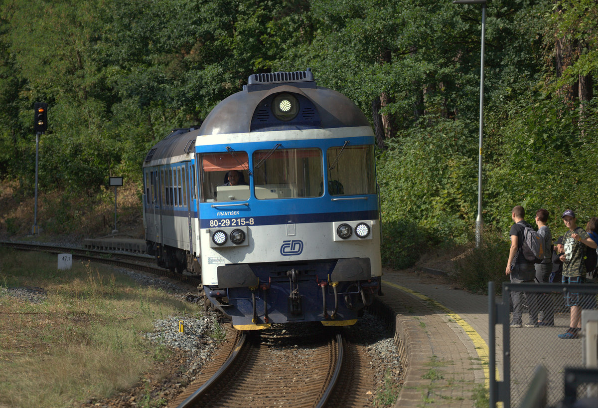 Steuerwagen voraus fährt der Schnellzug aus Liberec in Ceska lipa strelnice ein.
Steuerwagen 80-29 215-8 Fantisek  ist mit einem TW der Baureihe 854 gekoppelt.26.08.2018 16:10 uhr.
