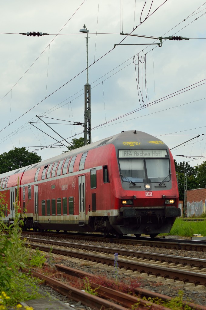 Steuerwagen voraus geht es nach Aachen, so verlässt ein RE4-Zug den Rheydter Hbf und hinten ist die 111 096.....meistens ist es ja umgekehrt.
21.6.2014