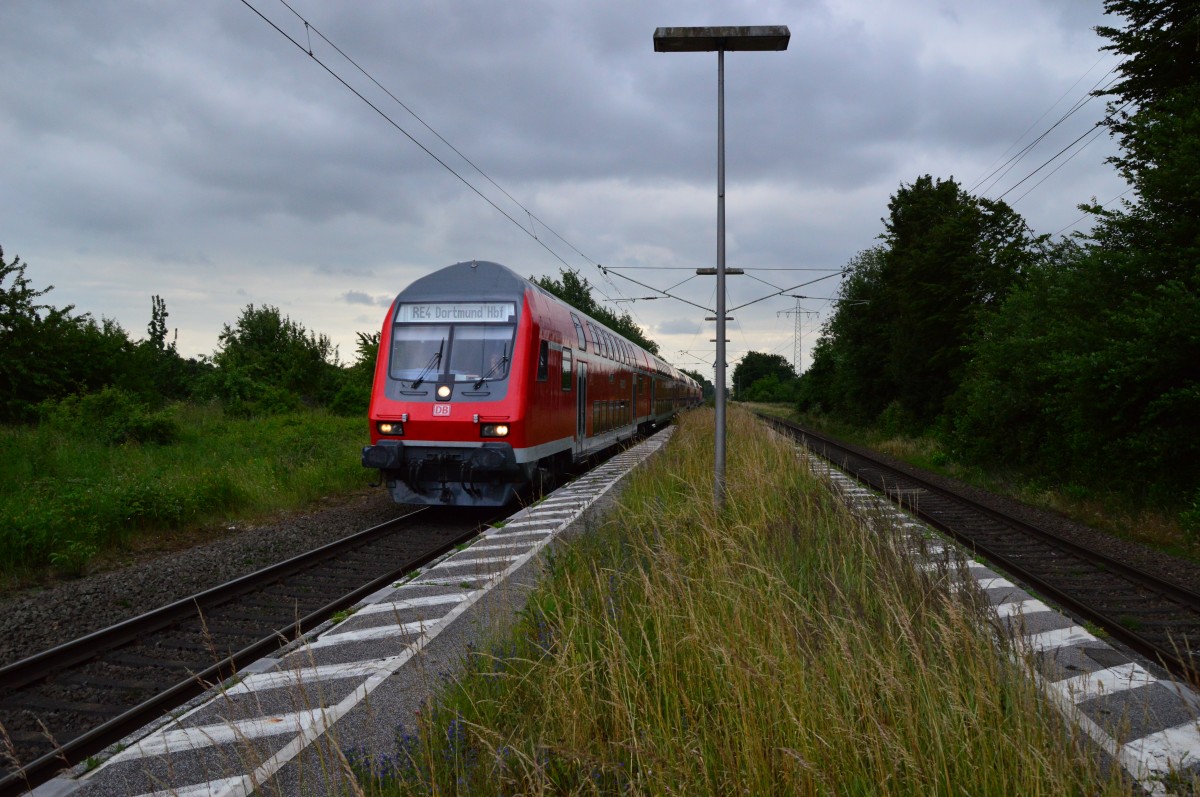 Steuerwagen voraus, kommt ein nach Dortmund fahrender RE4 durch Herrath gedonnert. 23.6.2015
