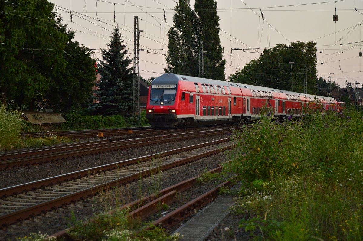 Steuerwagen voraus kommt hier am Abend des 18.7.2016 ein RE4 Zug nach Dortmund in Rheydt Hbf eingefahren, er hat gut zwanzig Minuten Verspätung. 
