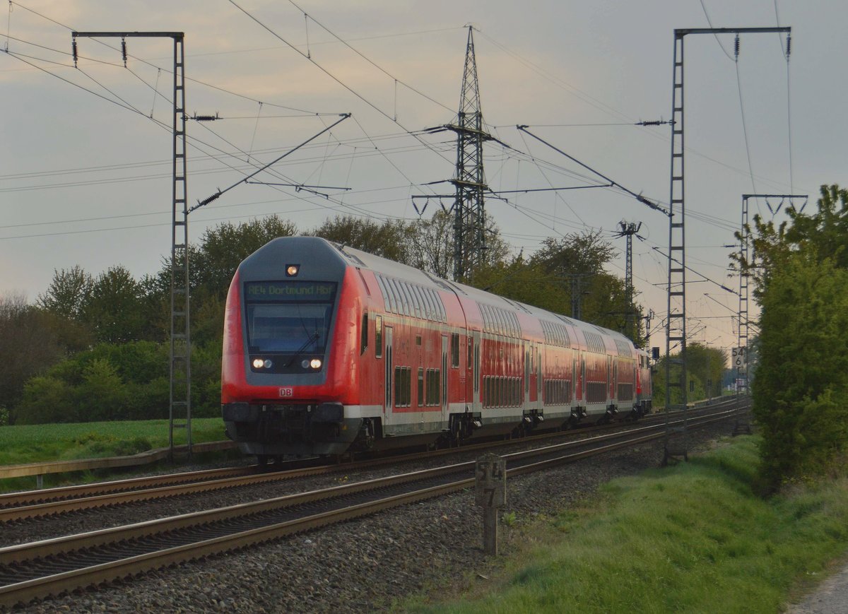Steuerwagen voraus kommt hier ein RE4 von Aachen Hbf nach Dortmund Hbf bei Wickrath am Abend des 27.4.2017 vor meine Linse gefahren.