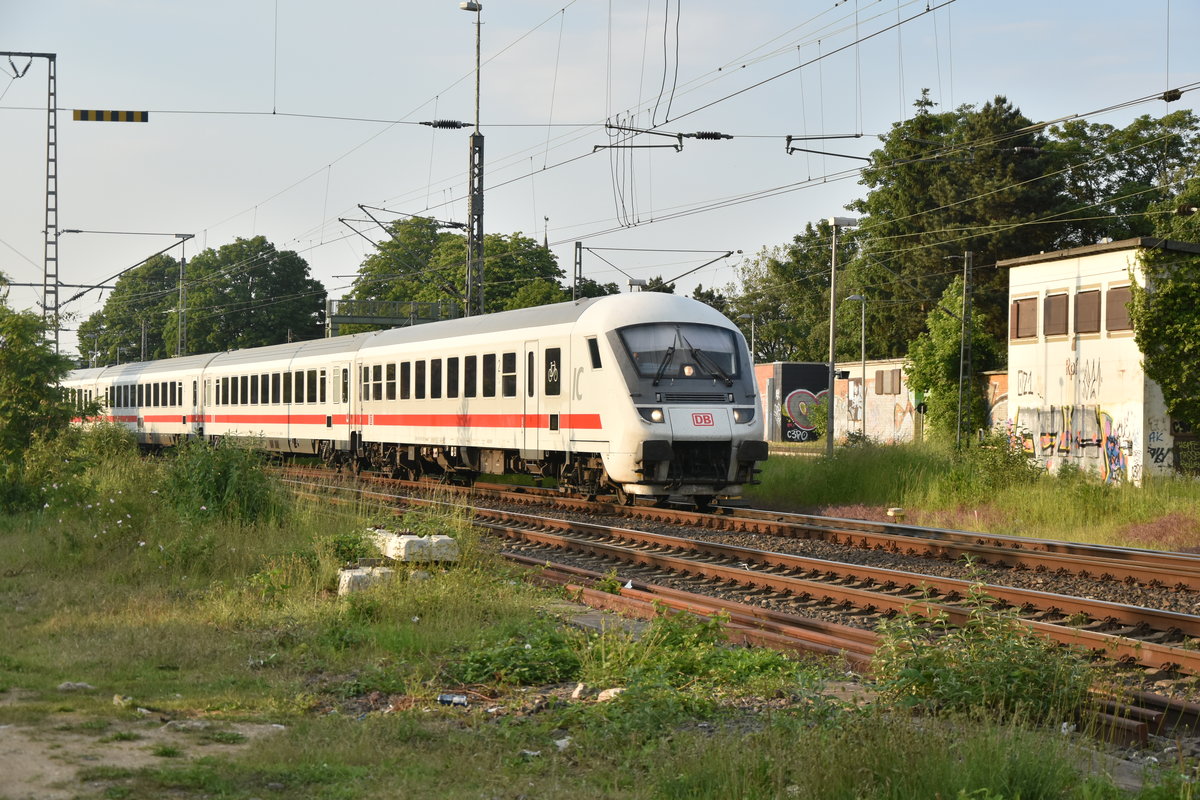 Steuerwagen voraus kommt der IC2223 nach Aachen durch Rheydt gefahren.
Seit dem letzten Fahrplanwechsel hält der Zug nicht mehr in Mönchengladbach Hbf und Rheydt Hbf. 29.5.2019