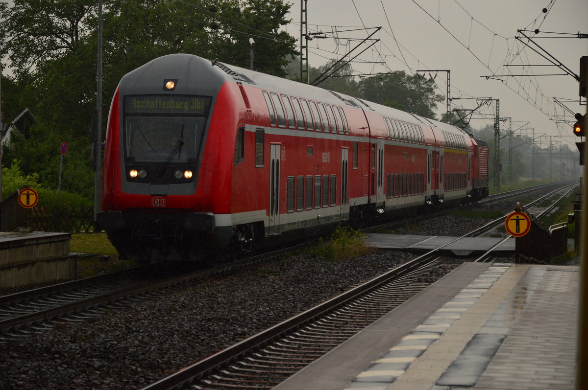 Steuerwagen voraus kommt in Klein-Gerau ein RB in den Bahnhof gerollt.
Bei dem Regen freut sich jeder Fahrgast auf den schnellen Einstieg.
12.6.2016
