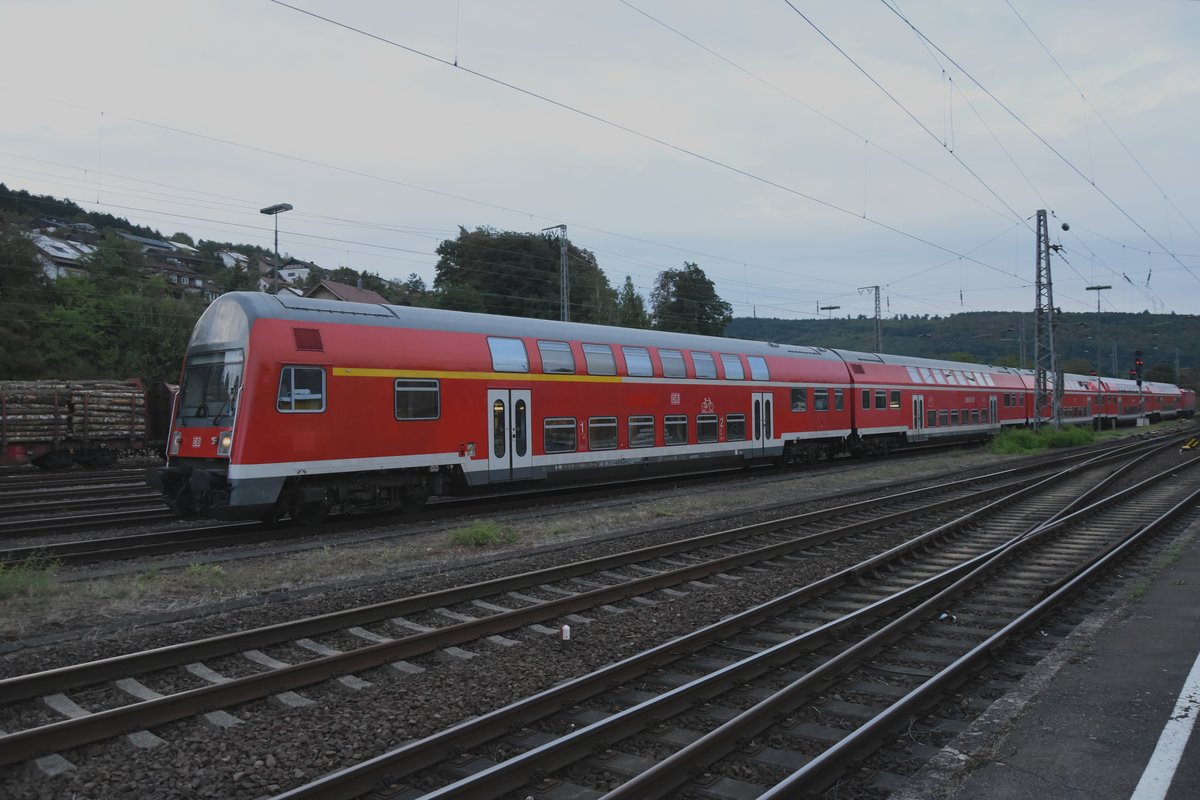 Steuerwagen voraus kommt eine RB aus Stuttgart eingefahren am Morgen des 27.8.2018 der von der 114 035 geschoben in Neckarelz ankommt, hier endet der Zug und fährt einige Zeit später wieder gen Stuttgart aus.