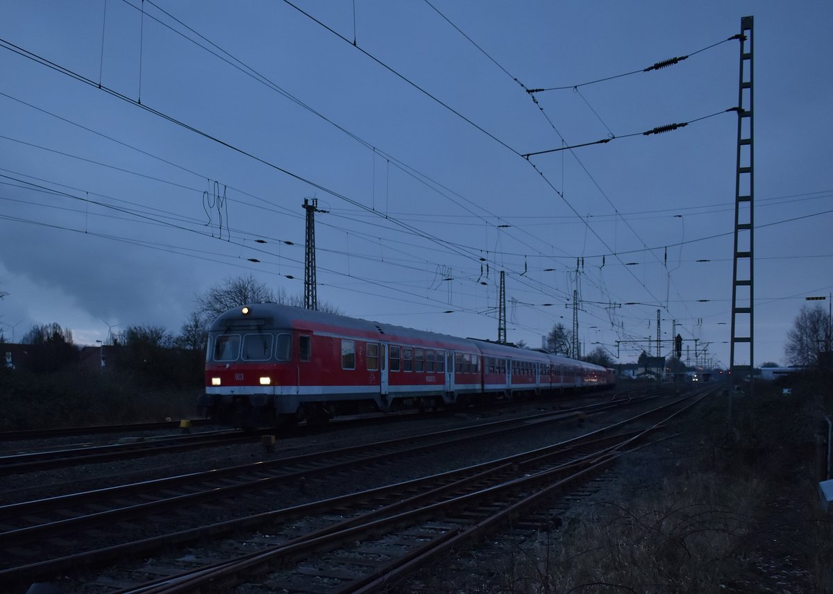 Steuerwagen voraus kommt der verspätete RE8 Verstärkerzug nach Kaldenkirchen gen Rheydt am Fotografen vorbeigefahren. Durch die Verspätung war das Licht schon recht schwach. 9.2.2018
