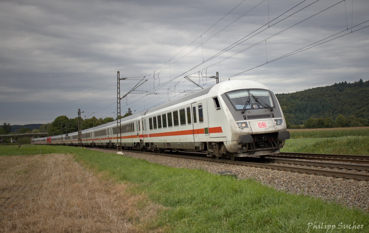 Steuerwagen voraus schiebt 101 032 ihren Wendezug mit drei zusätzlichen Wagen (PbZ 78645) am 20.08.2014 bei Kollmarsreute gen Süden.