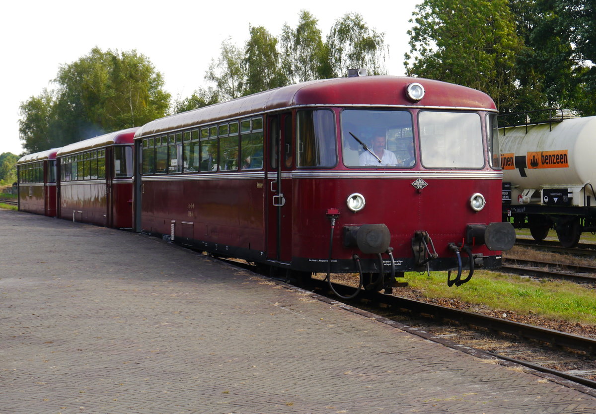 Steuerwagen voraus verlässt die dreiteilige Uerdinger-Einheit, bestehend aus den ehemaligen DB-Fahrzeugen 998 872, 998 133 und 798 668, Simpelveld zur Fahrt nach Schin op geul auf der ehemaligen KBS 247g (Simpleveld, 28.9.16).