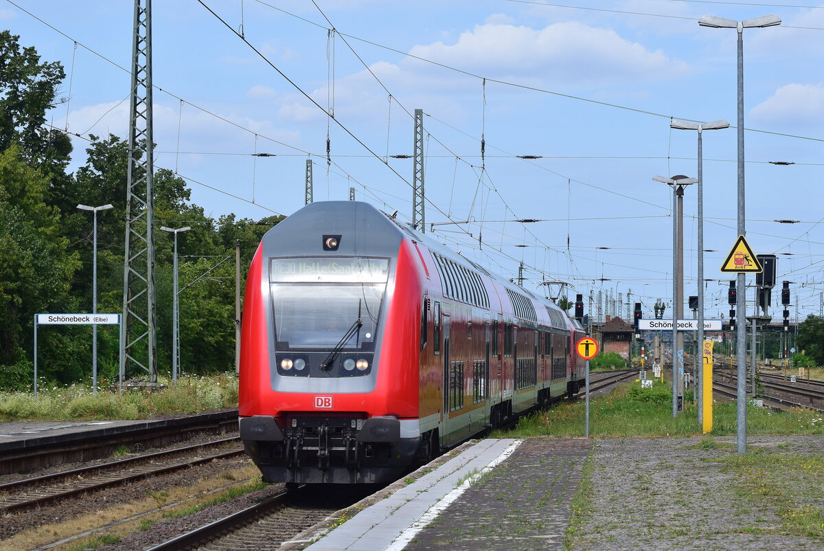 Steuerwagen vorraus fährt der RE30 nach Halle in Schönebeck ein.

Schönebeck 19.07.2023