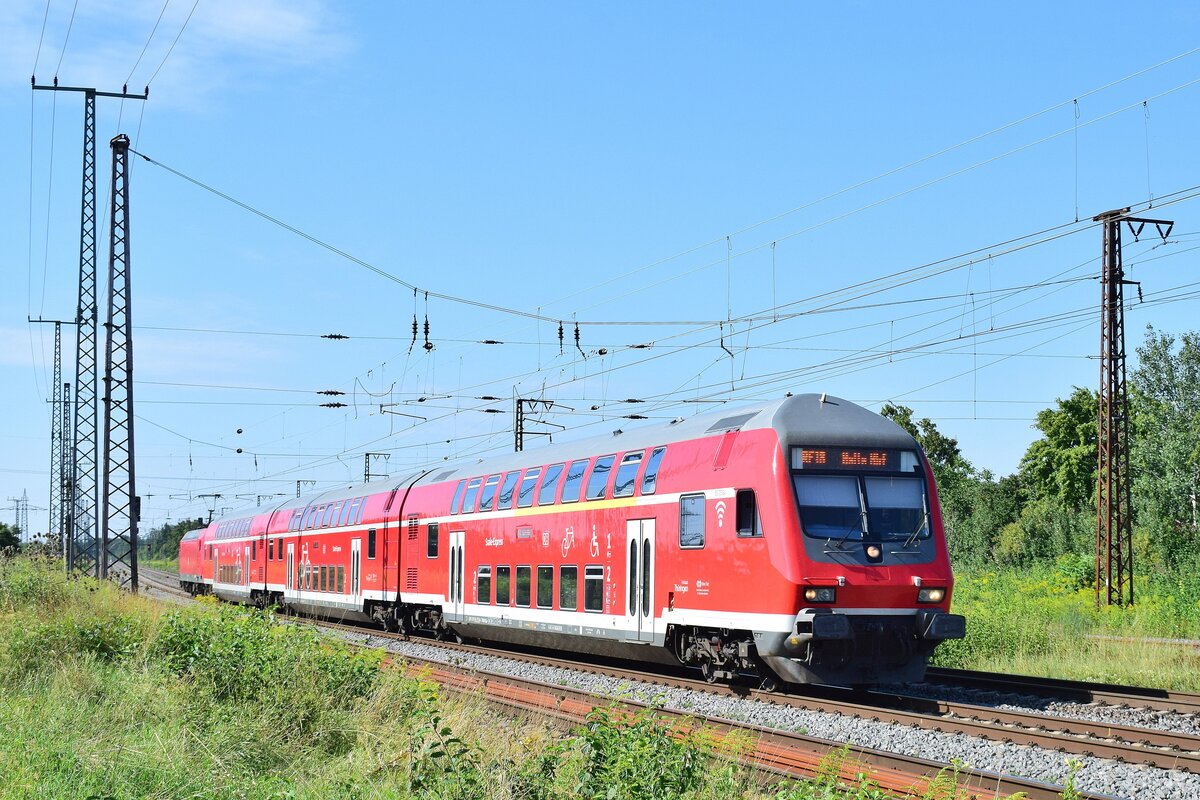 Steuerwagen vorraus kommt der RE18 aus Jena nach Halle in Großkorbetha eingefahren.

Großkorbetha 14.08.2021