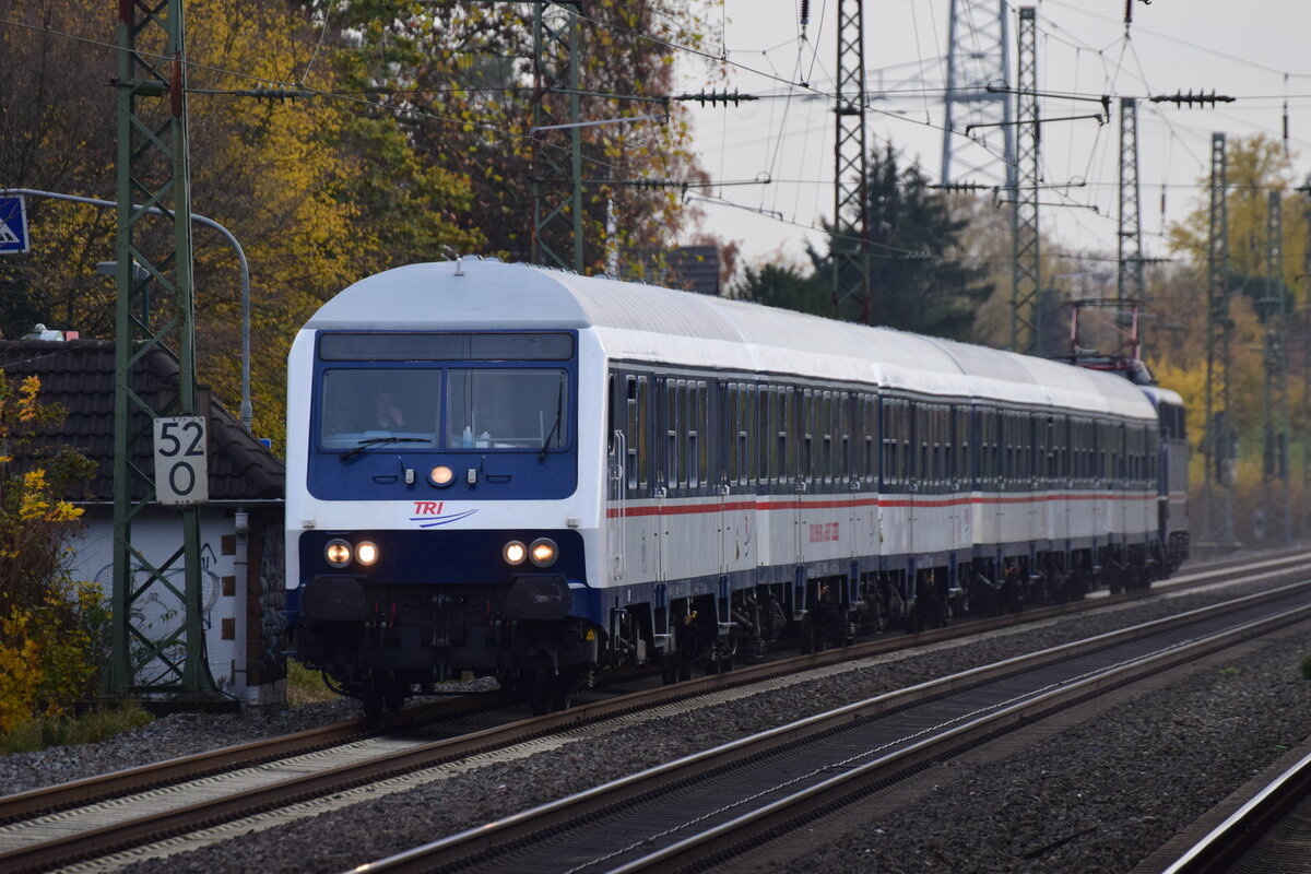 Steuerwagen vorraus schiebt 110 469 ihren RE1 Verstärker durch Angermund gen Duisburg.

Angermund 26.11.2022