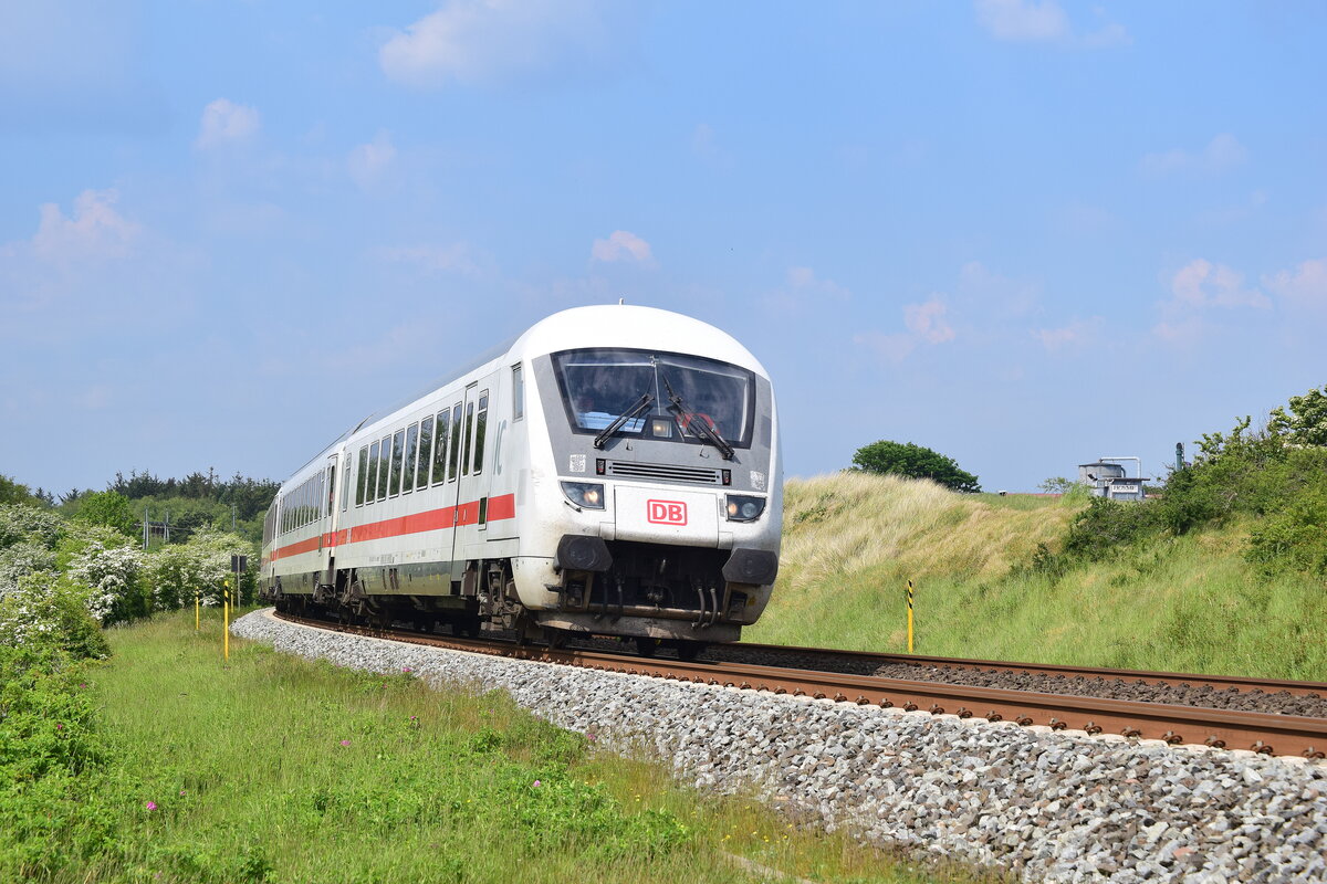 Steuerwagen vorraus verlässt ein IC die Insel Sylt und überfährt in Kürze den Hindenburgdamm.

Morsum 03.06.2018